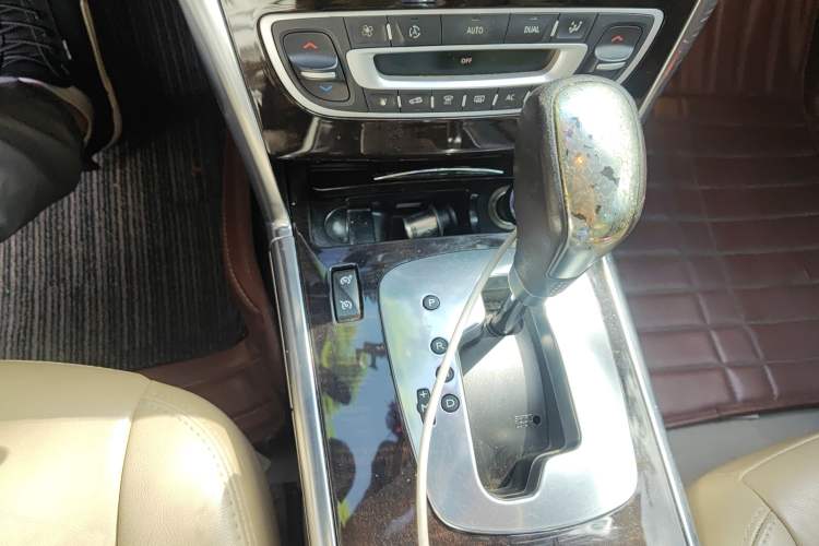 Used Renault Latitude 2011 2.5L Automatic Flagship Navigation Edition Gear Lever
