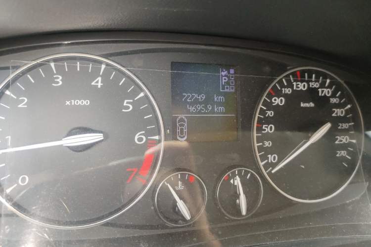 Used Renault Latitude 2011 2.0L CVT Luxury Navigation Edition Odometer Close Up