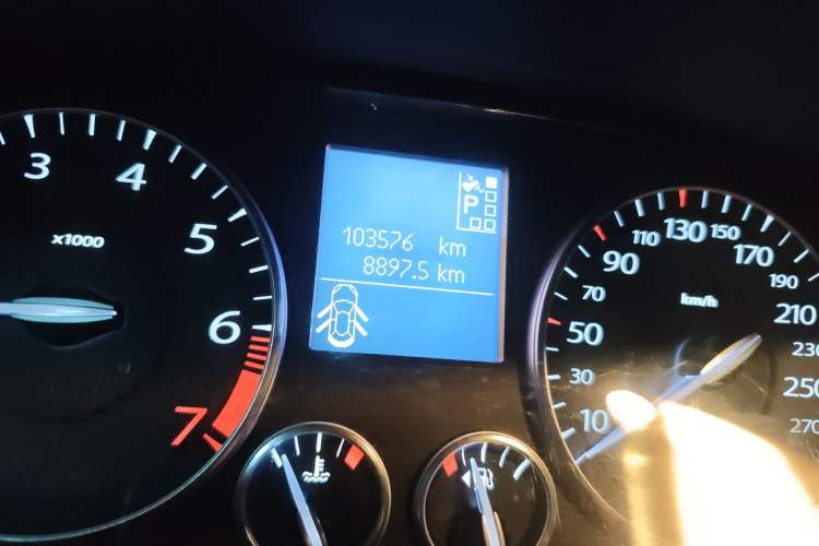 Used Renault Latitude 2011 2.5L Automatic Luxury Navigation Edition Odometer Close Up