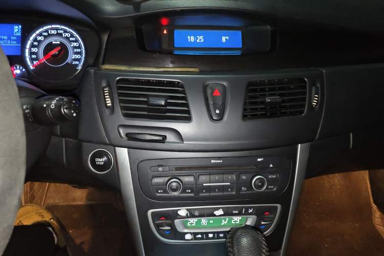 Used Renault Latitude 2013 2.0L CVT Fashion Edition Audio And AC Panel