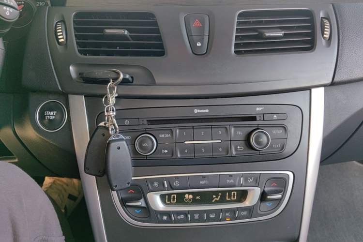 Used Renault Latitude 2013 Facelift 2.0L CVT Luxury Edition Audio And AC Panel