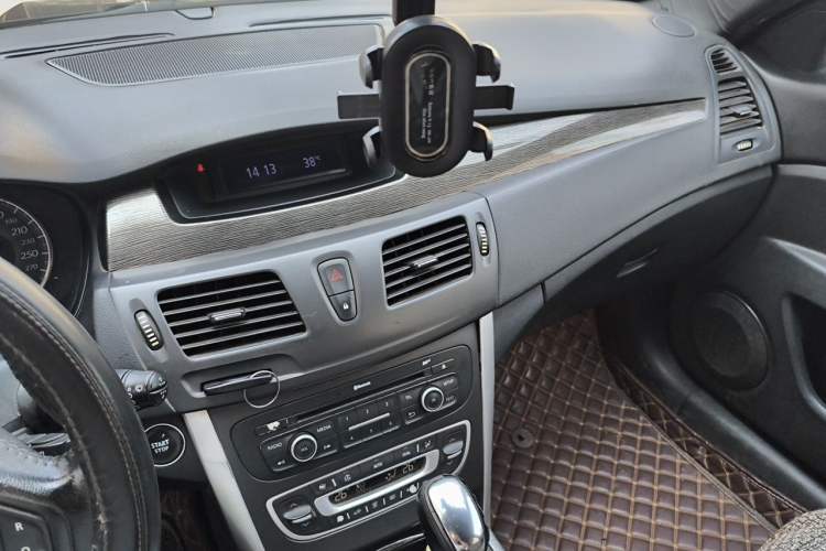 Used Renault Latitude 2013 Facelift 2.0L CVT Luxury Edition Audio And AC Panel