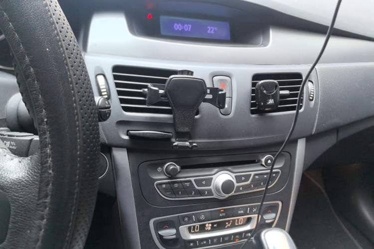 Used Renault Latitude 2013 Revised Version 2.0L CVT Comfort Edition Audio And AC Panel