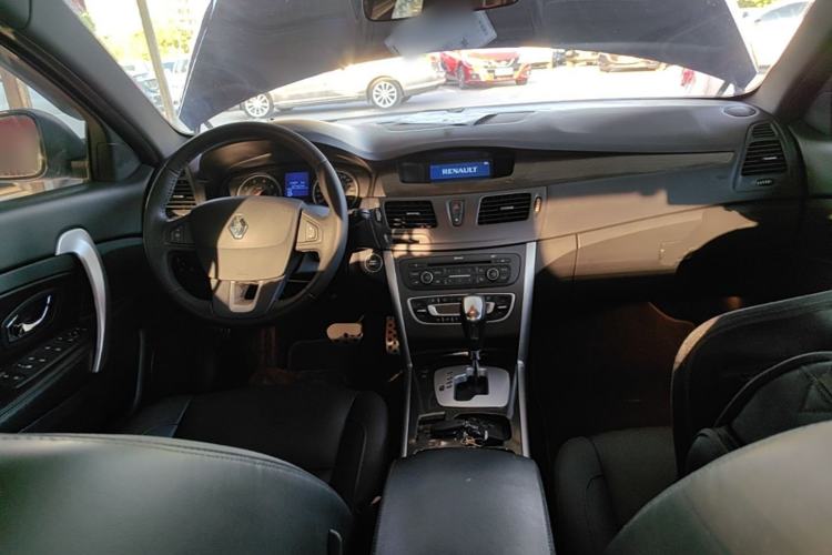 Used Renault Latitude 2013 Facelift 2.0L CVT Luxury Edition Center Console