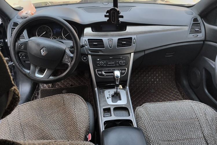 Used Renault Latitude 2013 Facelift 2.0L CVT Luxury Edition Center Console