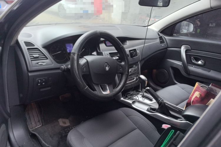 Used Renault Latitude 2013 Revised Version 2.0L CVT Comfort Edition Center Console