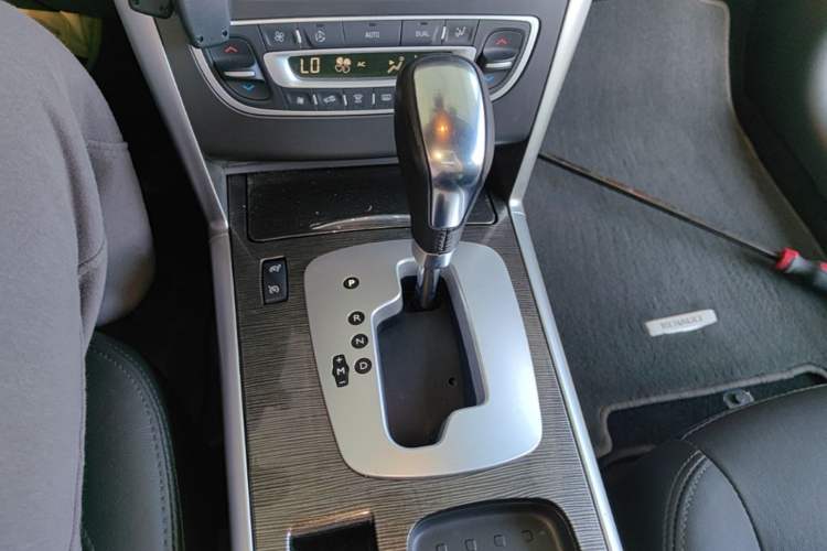 Used Renault Latitude 2013 Facelift 2.0L CVT Luxury Edition Gear Lever