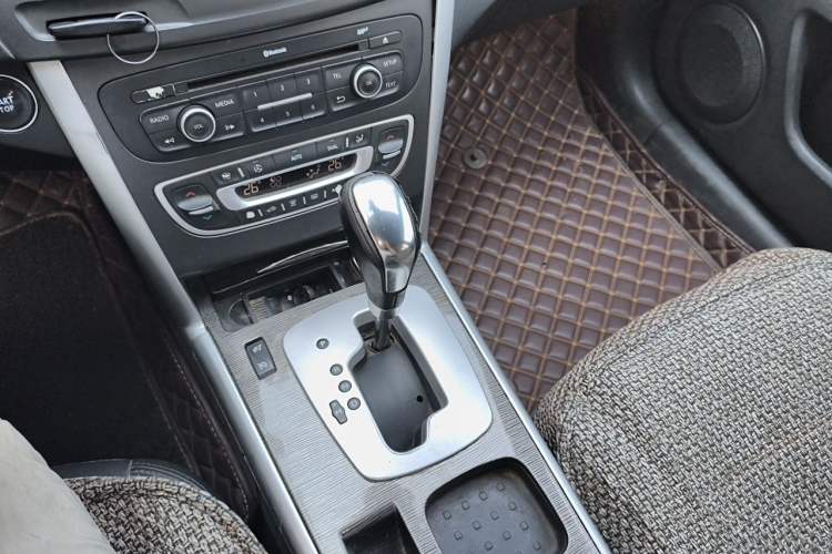Used Renault Latitude 2013 Facelift 2.0L CVT Luxury Edition Gear Lever