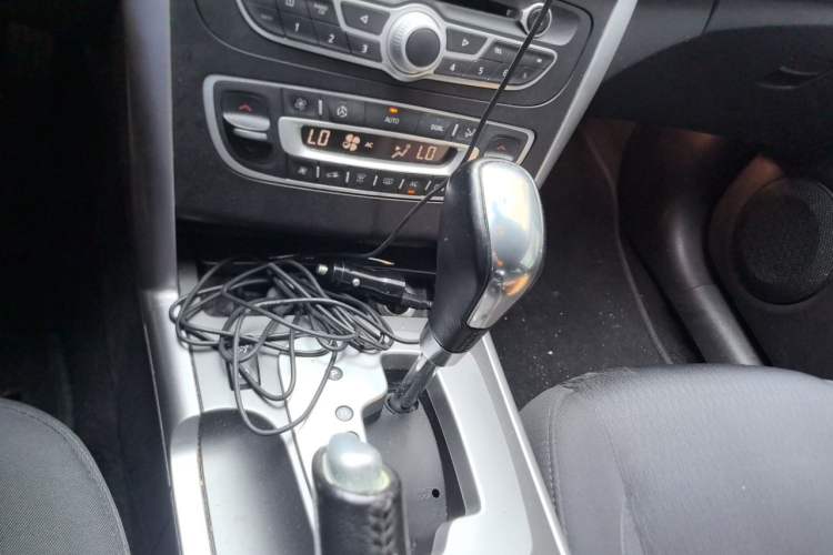Used Renault Latitude 2013 Revised Version 2.0L CVT Comfort Edition Gear Lever