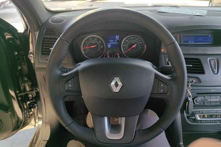Used Renault Latitude 2013 Facelift 2.0L CVT Luxury Edition Steering Wheel
