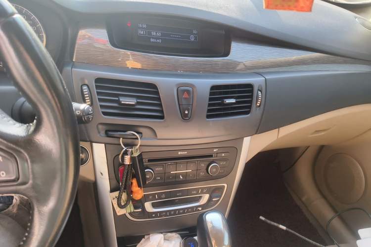 Used Renault Latitude 2013 Facelift 2.0L CVT Luxury Edition Audio And AC Panel