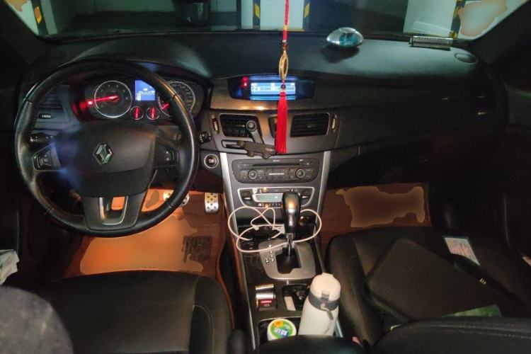 Used Renault Latitude 2013 Facelift 2.0L CVT Luxury Edition Center Console