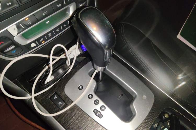 Used Renault Latitude 2013 Facelift 2.0L CVT Luxury Edition Gear Lever