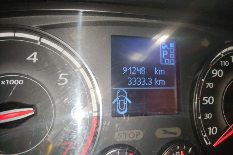 Used Renault Latitude 2013 Facelift 2.0L CVT Luxury Edition Odometer Close Up