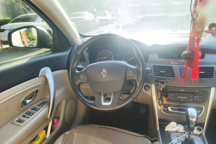 Used Renault Latitude 2013 Facelift 2.0L CVT Luxury Edition Steering Wheel