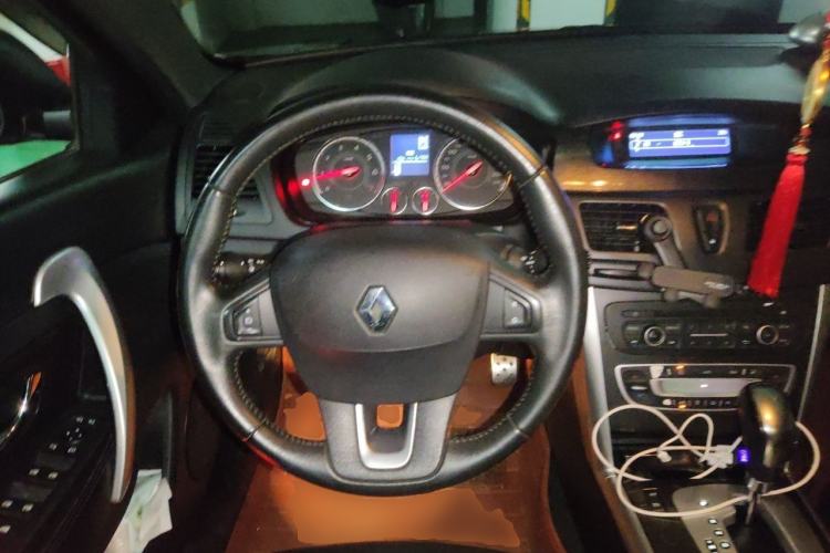 Used Renault Latitude 2013 Facelift 2.0L CVT Luxury Edition Steering Wheel