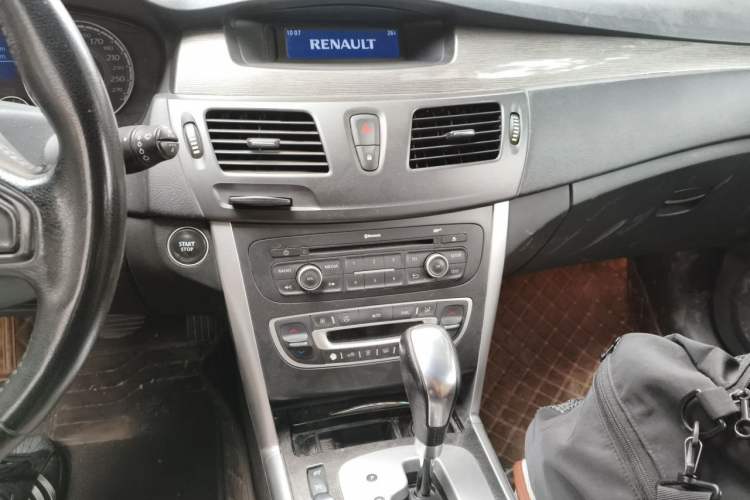 Used Renault Latitude 2013 Revised Version 2.0L CVT Comfort Edition Audio And AC Panel