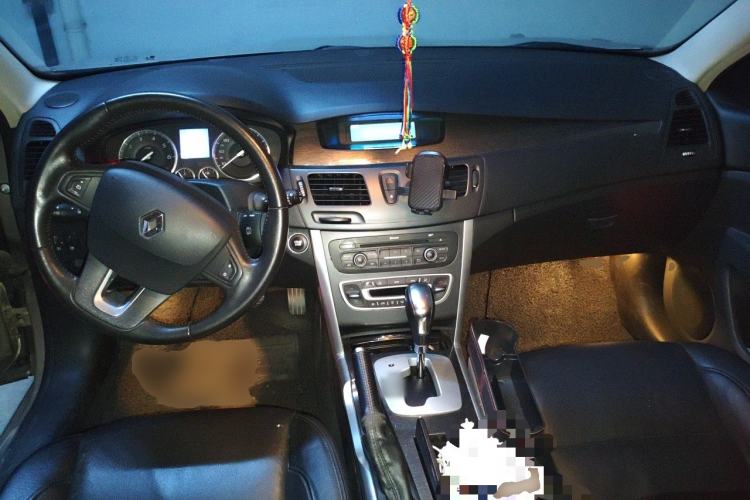 Used Renault Latitude 2013 Revised Version 2.0L CVT Comfort Edition Center Console