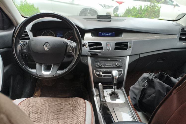 Used Renault Latitude 2013 Revised Version 2.0L CVT Comfort Edition Center Console