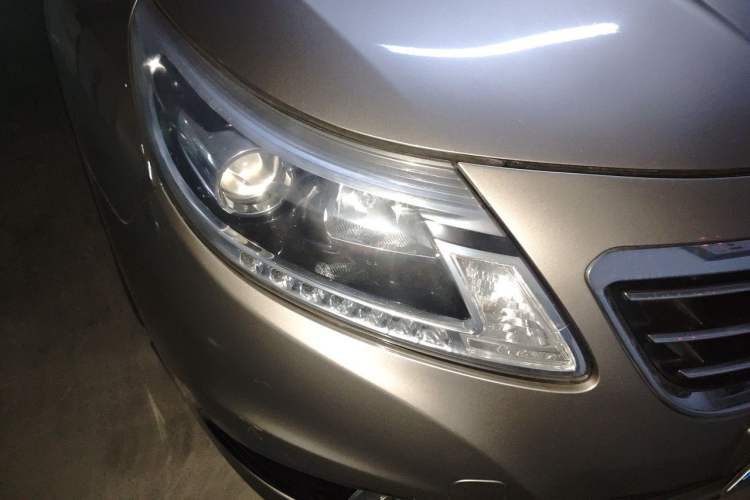 Used Renault Latitude 2013 Revised Version 2.0L CVT Comfort Edition Right Front Headlight