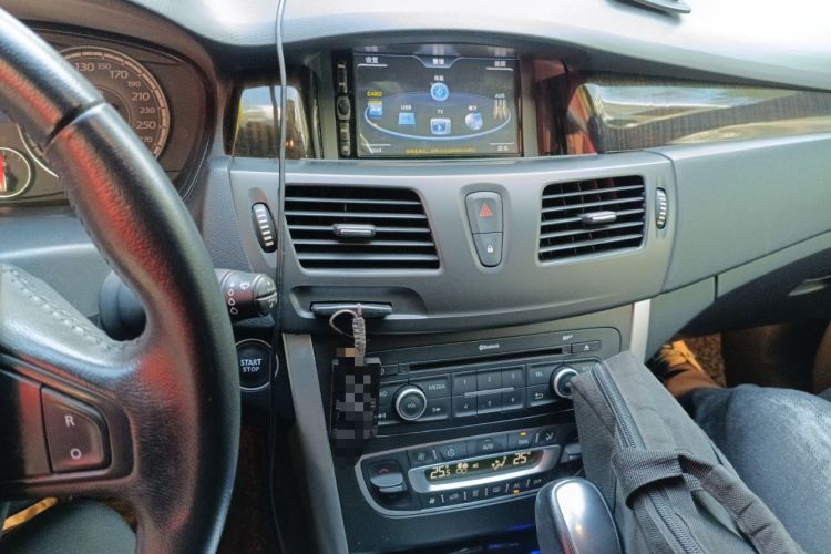 Used Renault Latitude 2013 Facelift 2.0L CVT Luxury Edition Audio And AC Panel