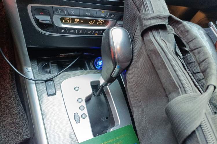 Used Renault Latitude 2013 Facelift 2.0L CVT Luxury Edition Gear Lever