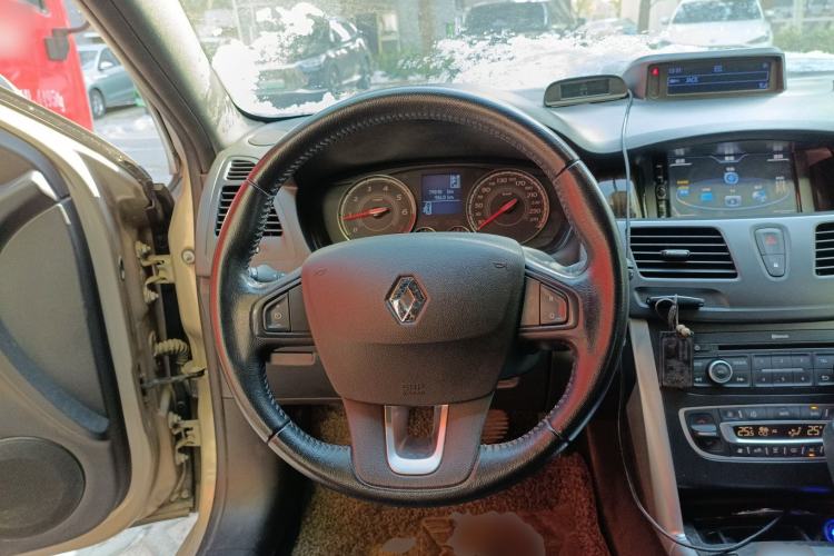 Used Renault Latitude 2013 Facelift 2.0L CVT Luxury Edition Steering Wheel