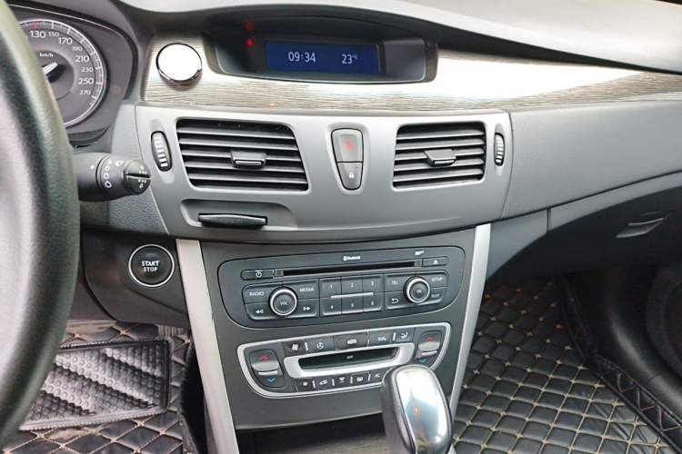 Used Renault Latitude 2013 Facelift 2.0L CVT Luxury Edition Audio And AC Panel