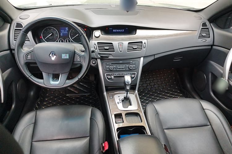 Used Renault Latitude 2013 Facelift 2.0L CVT Luxury Edition Center Console