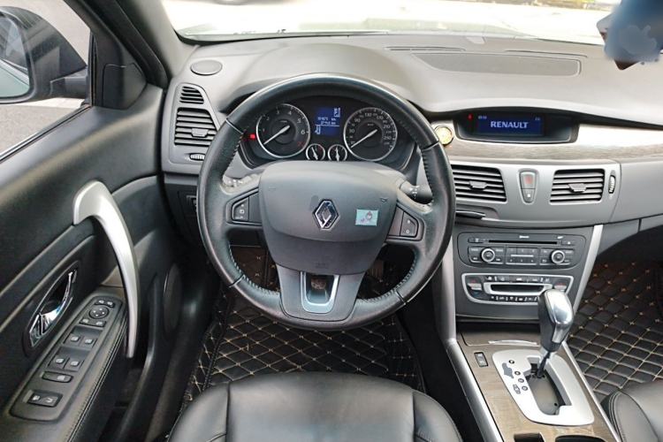 Used Renault Latitude 2013 Facelift 2.0L CVT Luxury Edition Steering Wheel