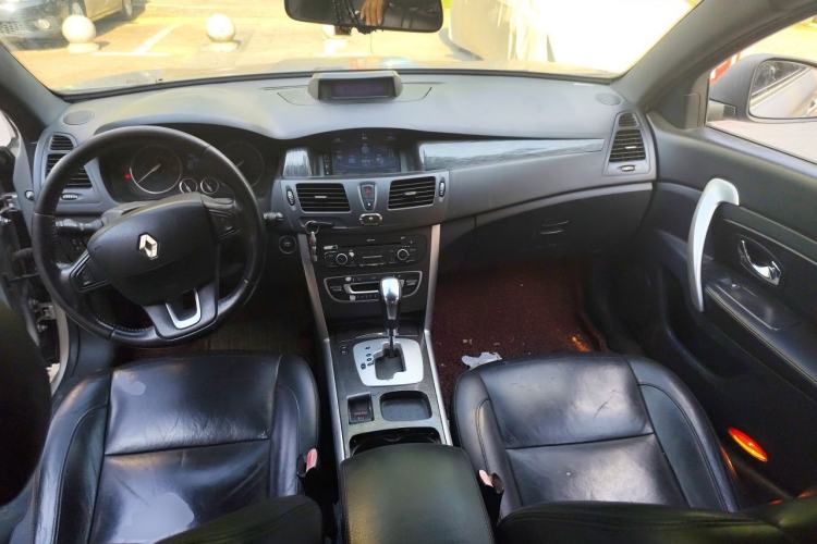 Used Renault Latitude 2013 Facelift 2.0L CVT Luxury Edition Center Console