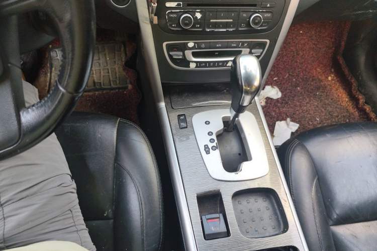 Used Renault Latitude 2013 Facelift 2.0L CVT Luxury Edition Gear Lever