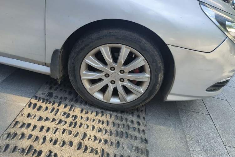 Used Renault Latitude 2013 Facelift 2.0L CVT Luxury Edition Right Front Wheel Hub