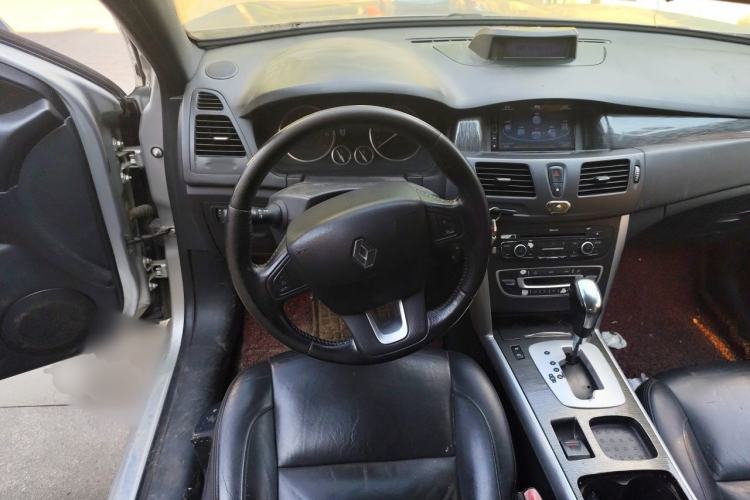 Used Renault Latitude 2013 Facelift 2.0L CVT Luxury Edition Steering Wheel