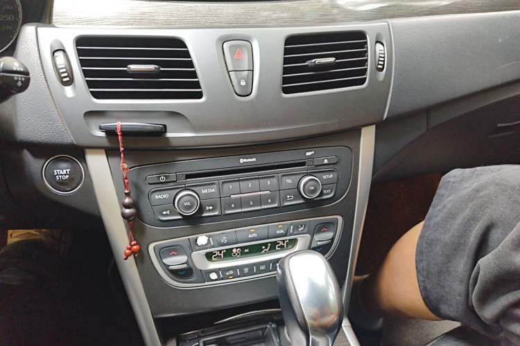 Used Renault Latitude 2013 Facelift 2.0L CVT Luxury Edition Audio And AC Panel