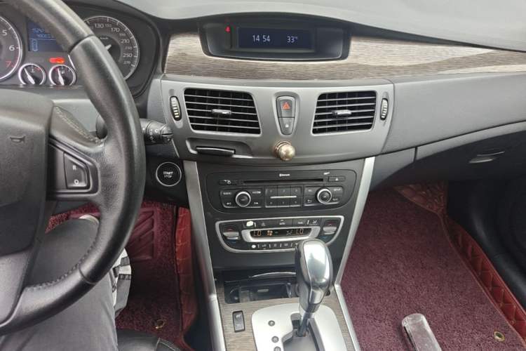 Used Renault Latitude 2013 Facelift 2.0L CVT Luxury Edition Audio And AC Panel