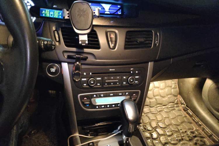 Used Renault Latitude 2013 Facelift 2.0L CVT Luxury Edition Audio And AC Panel