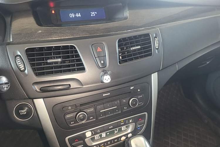 Used Renault Latitude 2013 Facelift 2.0L CVT Luxury Edition Audio And AC Panel