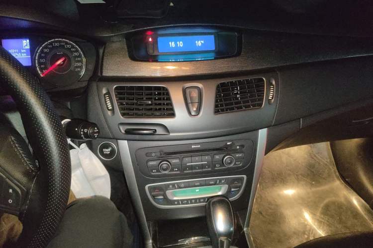 Used Renault Latitude 2013 Facelift 2.0L CVT Luxury Edition Audio And AC Panel
