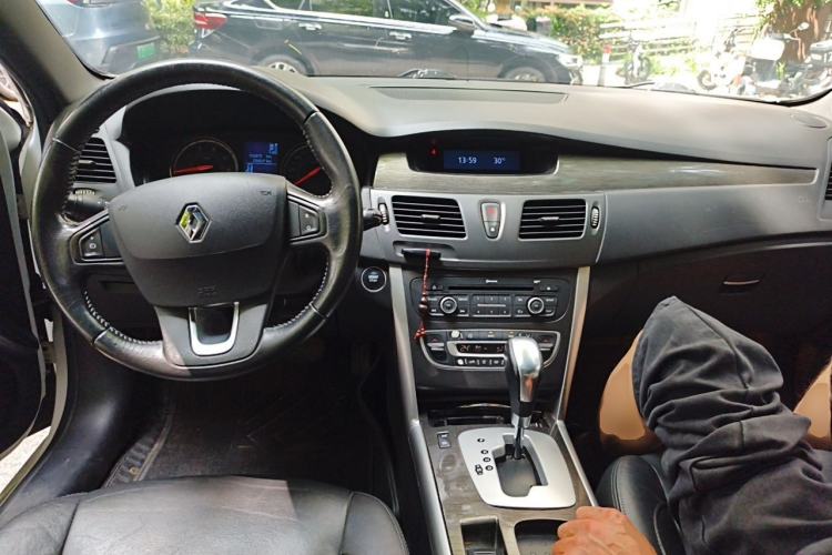 Used Renault Latitude 2013 Facelift 2.0L CVT Luxury Edition Center Console