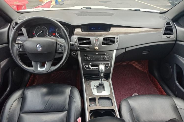 Used Renault Latitude 2013 Facelift 2.0L CVT Luxury Edition Center Console