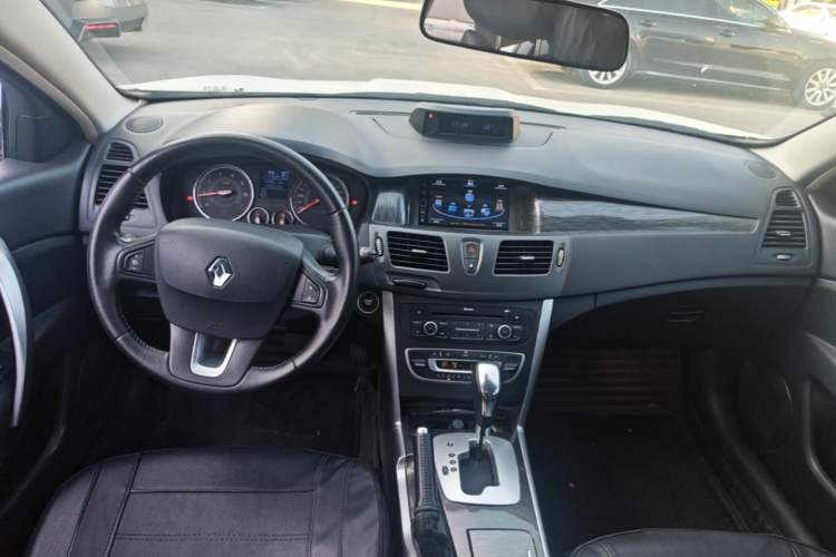 Used Renault Latitude 2013 Revised Version 2.0L CVT Comfort Edition Center Console