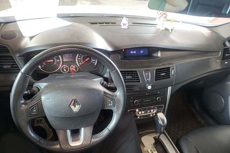 Used Renault Latitude 2013 Facelift 2.0L CVT Luxury Edition Center Console