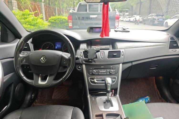 Used Renault Latitude 2013 Facelift 2.0L CVT Luxury Edition Center Console