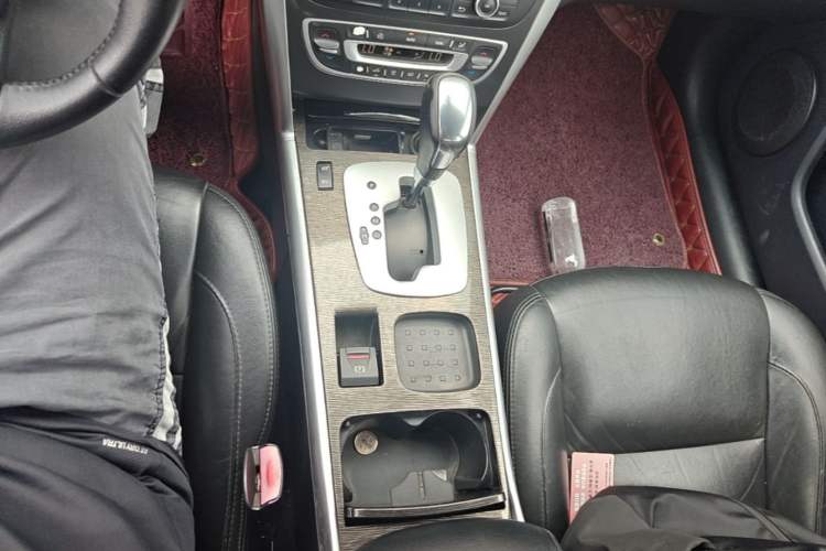 Used Renault Latitude 2013 Facelift 2.0L CVT Luxury Edition Gear Lever