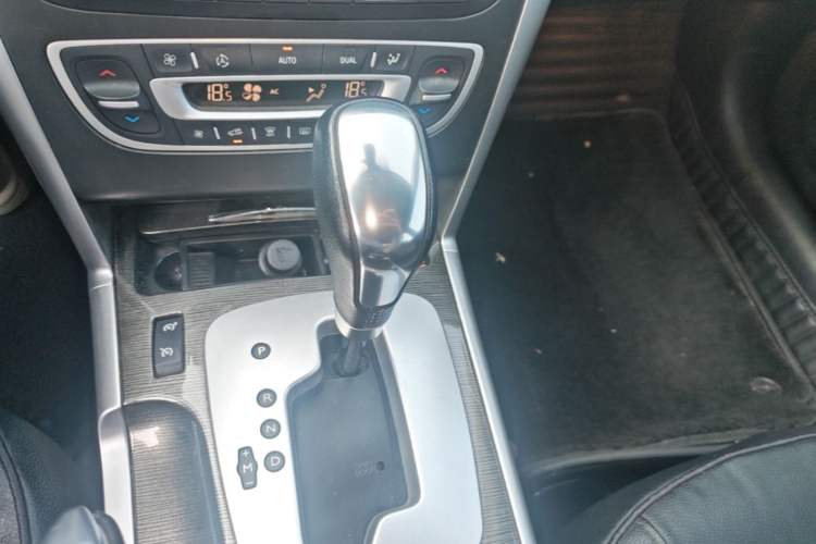 Used Renault Latitude 2013 Revised Version 2.0L CVT Comfort Edition Gear Lever