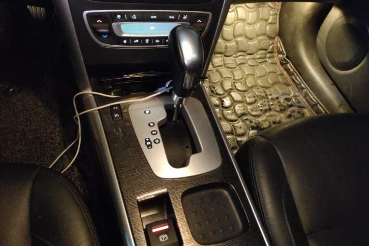 Used Renault Latitude 2013 Facelift 2.0L CVT Luxury Edition Gear Lever