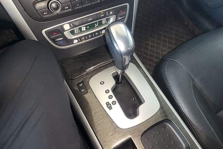 Used Renault Latitude 2013 Facelift 2.0L CVT Luxury Edition Gear Lever