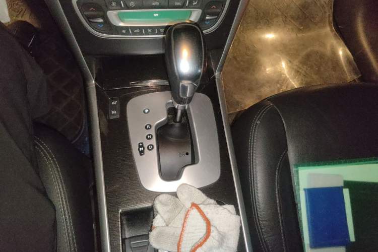 Used Renault Latitude 2013 Facelift 2.0L CVT Luxury Edition Gear Lever