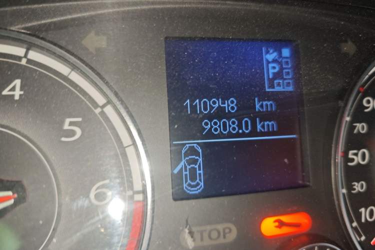 Used Renault Latitude 2013 Facelift 2.0L CVT Luxury Edition Odometer Close Up